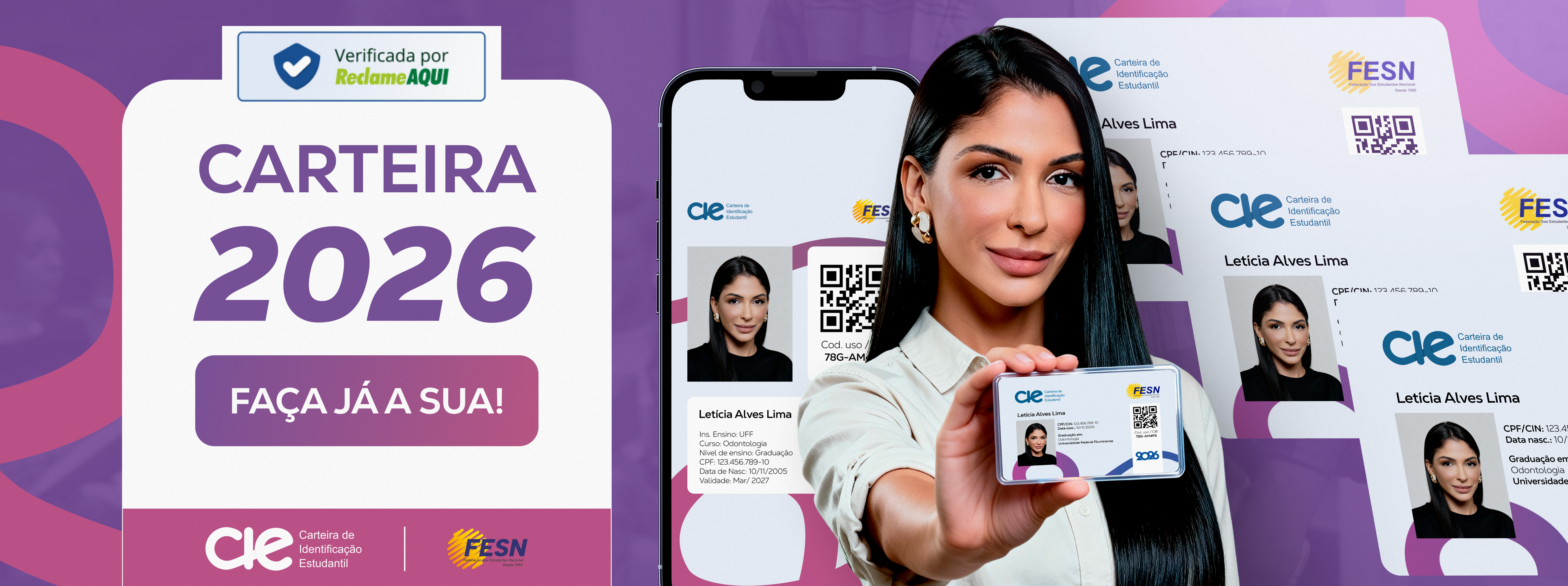 Estudante feliz com a Carteira de Estudante CIE